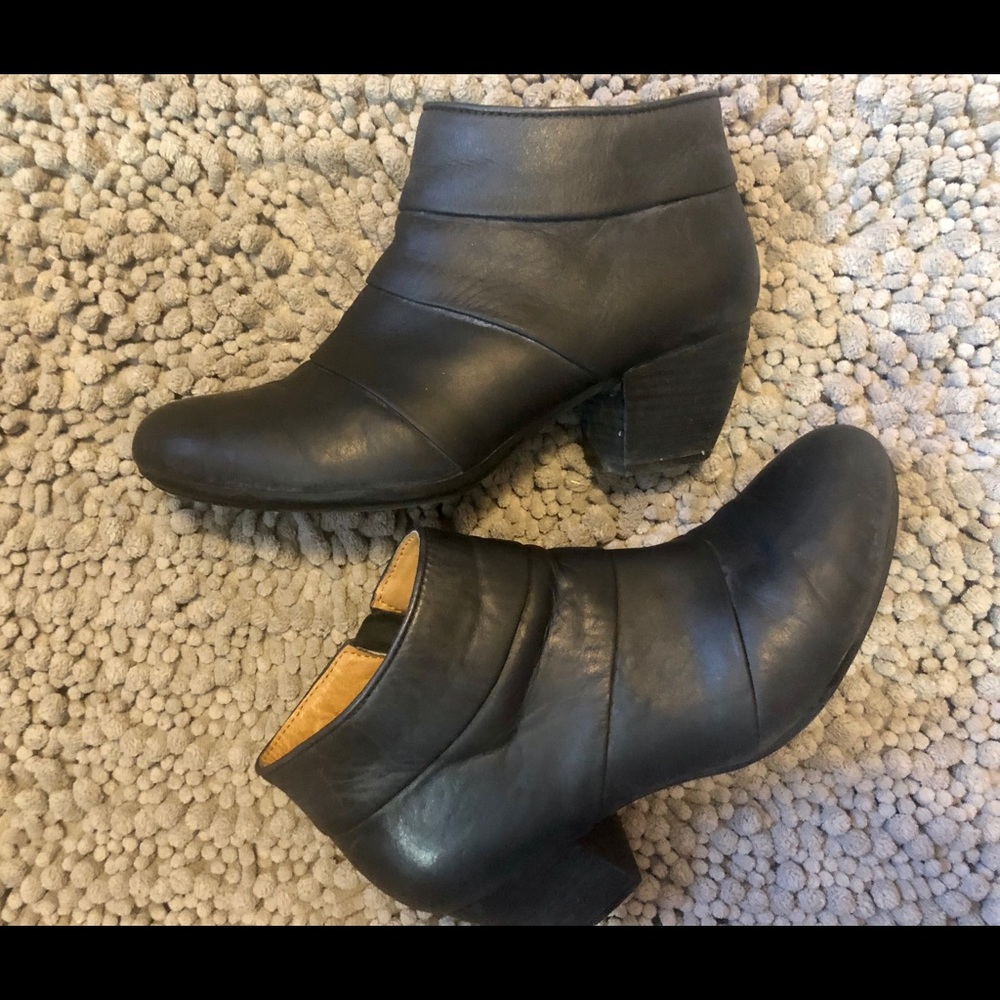 Comfortiva black ankle boot 9W